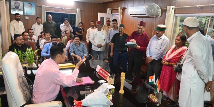 आयुक्त दीपक रावत की जनसुनवाई: भूमि विवाद से लेकर अतिक्रमण और दिव्यांग प्रमाण पत्र तक के मामले पहुंचे, फरियादियों को मिली राहत