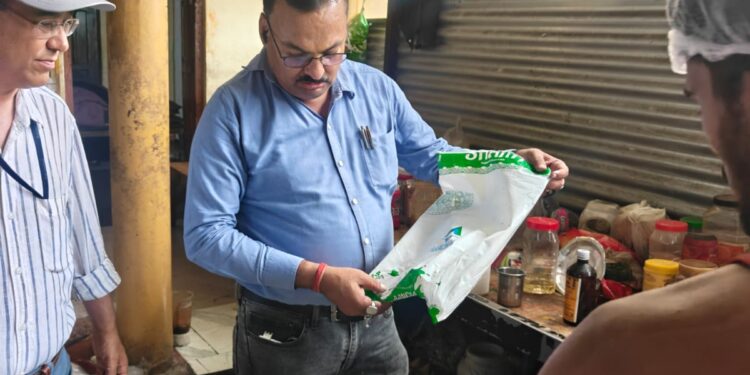 त्योहारों से पहले मिलावटखोरों पर शिकंजा, हल्द्वानी-कालाढूंगी में खाद्य विभाग की ताबड़तोड़ छापेमारी