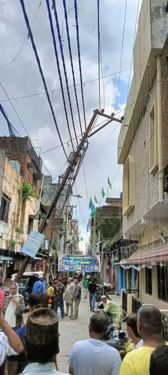बनभूलपुरा में गिरा बिजली पोल, टला बड़ा हादसा!
