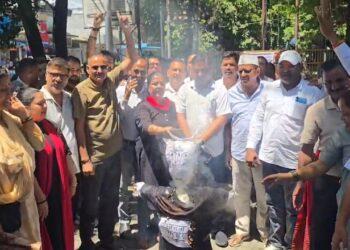 रामलीला मैदान के ‘शुद्धिकरण’ पर कांग्रेस भड़की, भाजपा का पुतला फूंककर जताया विरोध