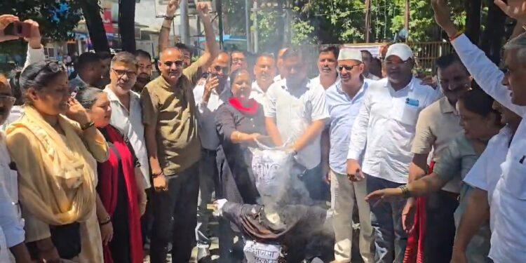 रामलीला मैदान के ‘शुद्धिकरण’ पर कांग्रेस भड़की, भाजपा का पुतला फूंककर जताया विरोध