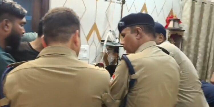 हल्द्वानी में फिल्मी अंदाज में डकैती, SOG बनकर ऑफिस में घुसे हथियारबंद बदमाश, लाखों का कैश, जेवर और मोबाइल लूटे
