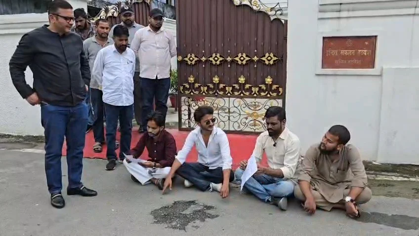 ईद मिलादुन्नबी से पहले टूटी सड़कों को लेकर प्रदर्शन, विधायक आवास पर धरना