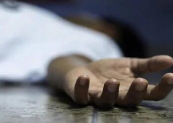 पिकअप वाहन से लटका मिला 21 वर्षीय युवक, जांच में जुटी पुलिस