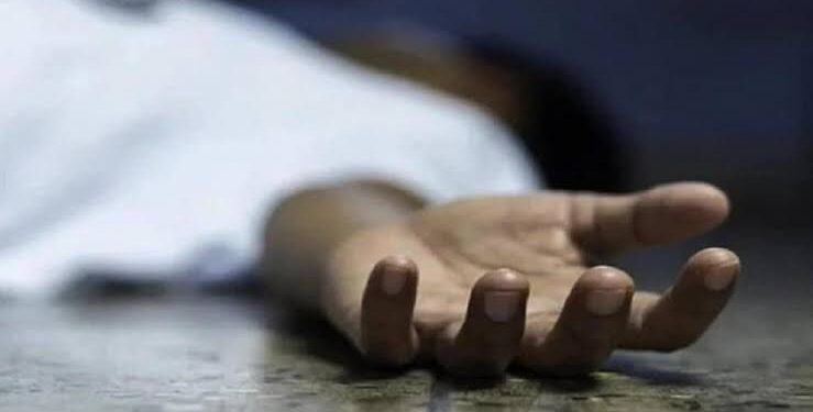 पिकअप वाहन से लटका मिला 21 वर्षीय युवक, जांच में जुटी पुलिस