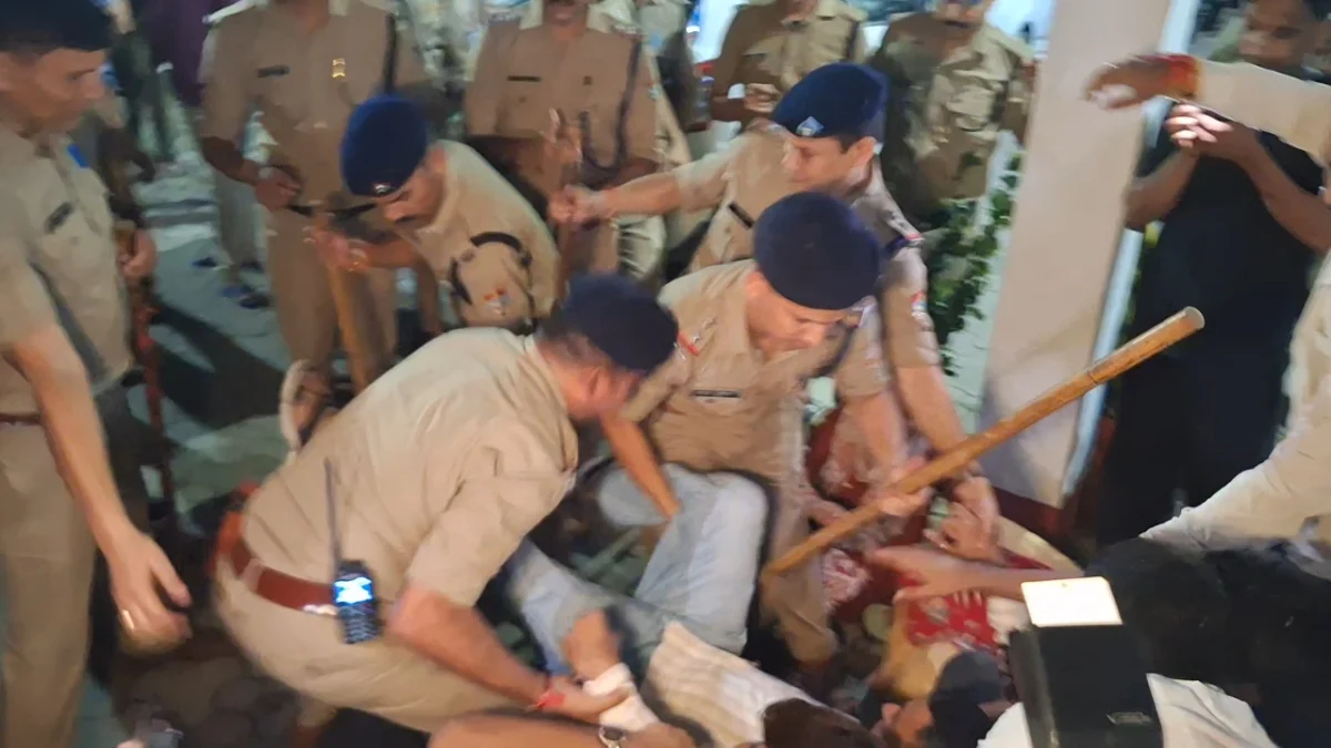 शुद्धिकरण के विरोध में युवा कांग्रेस का मशाल जुलूस, कोतवाली में पुलिस से धक्का-मुक्की