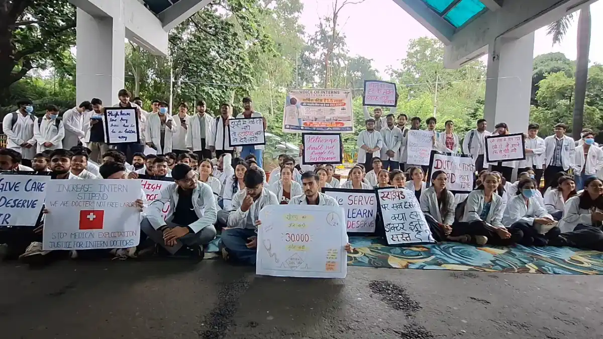 ₹17 हजार स्टाइपेंड से नाराज एमबीबीएस इंटर्न, एसटीएच में अनिश्चितकालीन हड़ताल शुरू