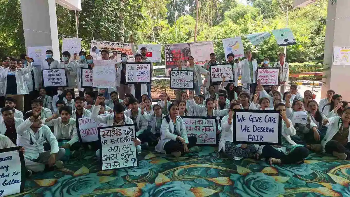 एसटीएच में इंटर्न डॉक्टरों की हड़ताल दूसरे दिन भी जारी, ₹30 हजार स्टाइपेंड की मांग पर अड़े