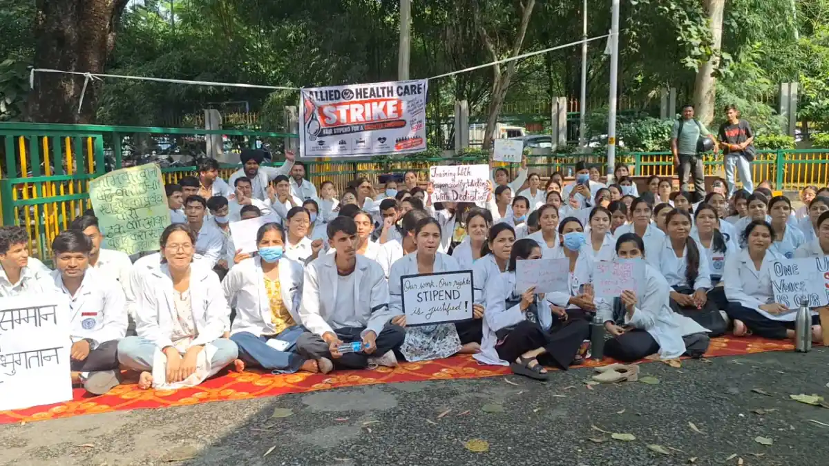 स्टाइपेंड के लिए एलाइड हेल्थ इंटर्नों ने खोला मोर्चा