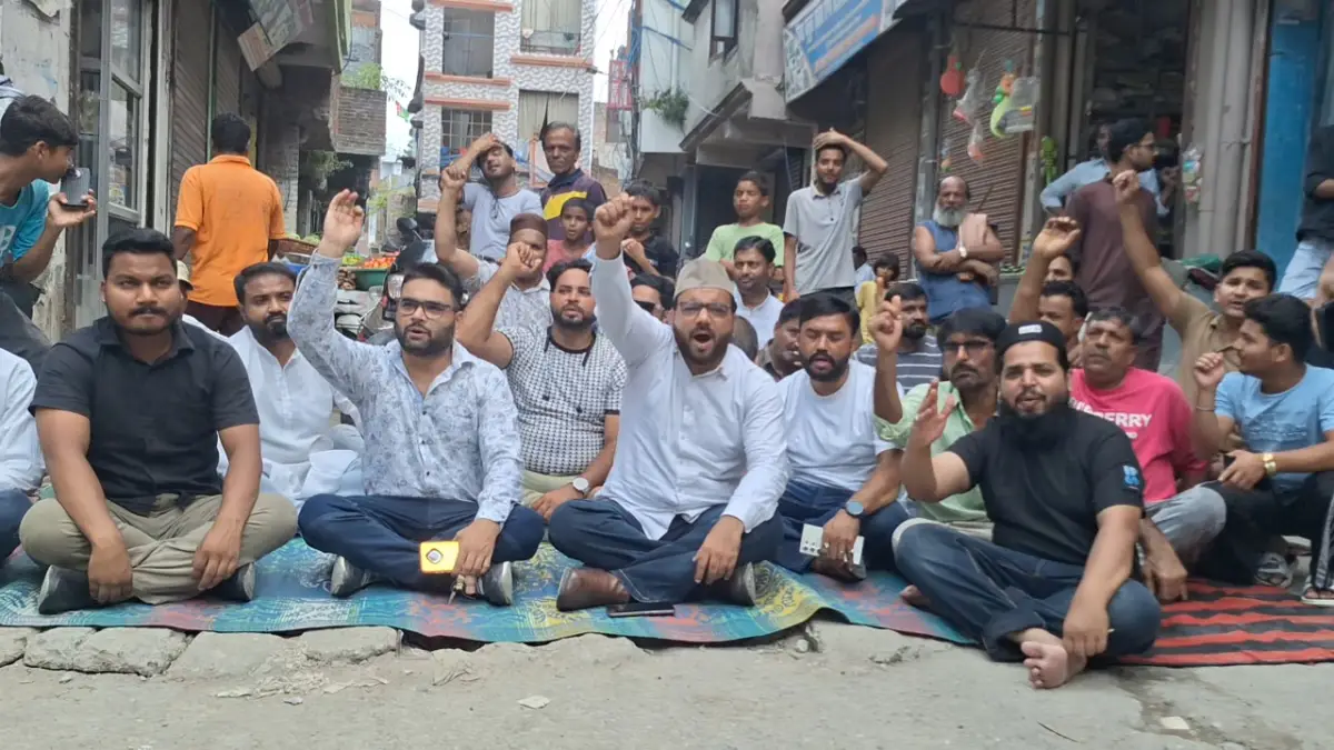 खस्ताहाल सड़क को लेकर उवेस राजा का धरना, मरम्मत की उठी मांग
