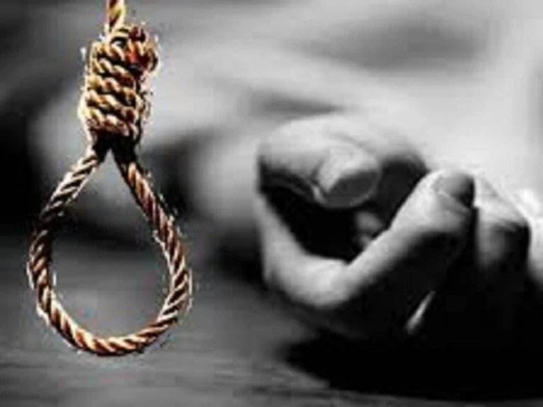 पुल पर फंदे से लटका मिला युवक, पुलिस जांच में जुटी
