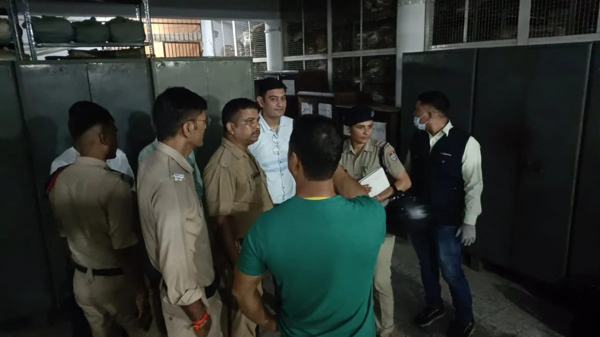 आरटीओ ऑफिस में अचानक चली गोली, अलमारी में लगी, बाल-बाल बचे कर्मचारी