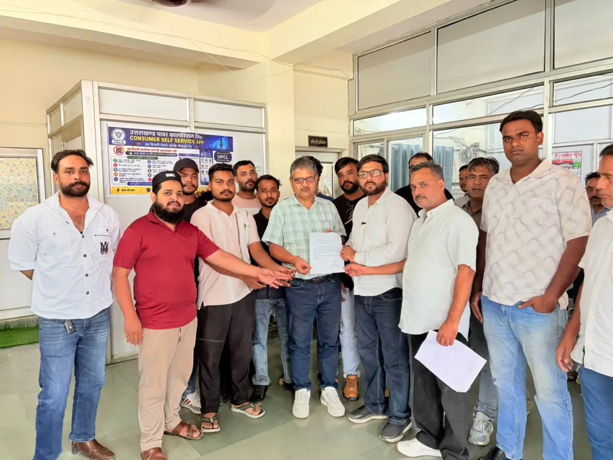 करंट वाले बिजली पोलों ने बढ़ाई चिंता, समाजसेवी उवैस राजा ने UPCL से की तत्काल कार्रवाई की मांग