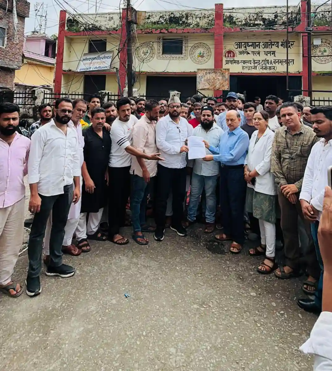 बनभूलपुरा स्वास्थ्य केंद्र को 200 बेड का अस्पताल बनाने की मांग, उवैस राजा ने दिया धरना