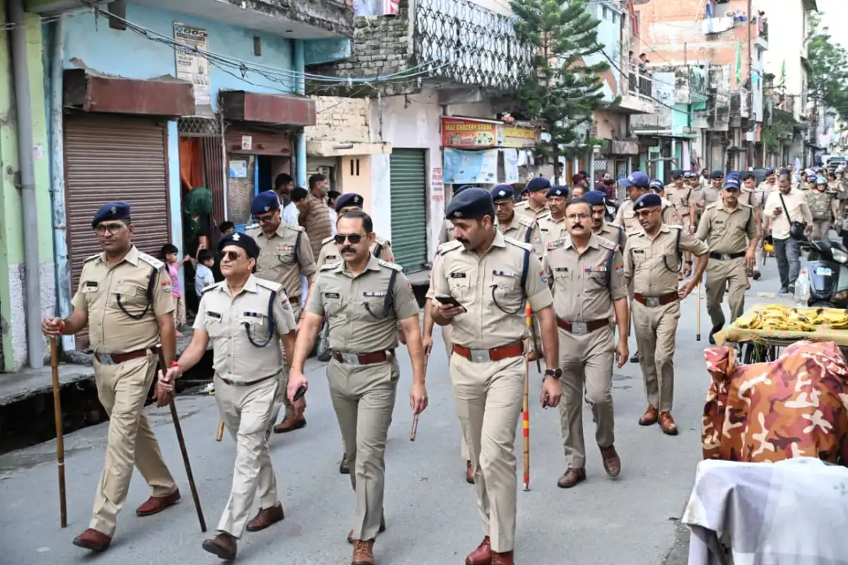 सुप्रीम कोर्ट की सुनवाई से पहले बनभूलपुरा में पुलिस का फ्लैग मार्च, चप्पे-चप्पे पर कड़ा पहरा