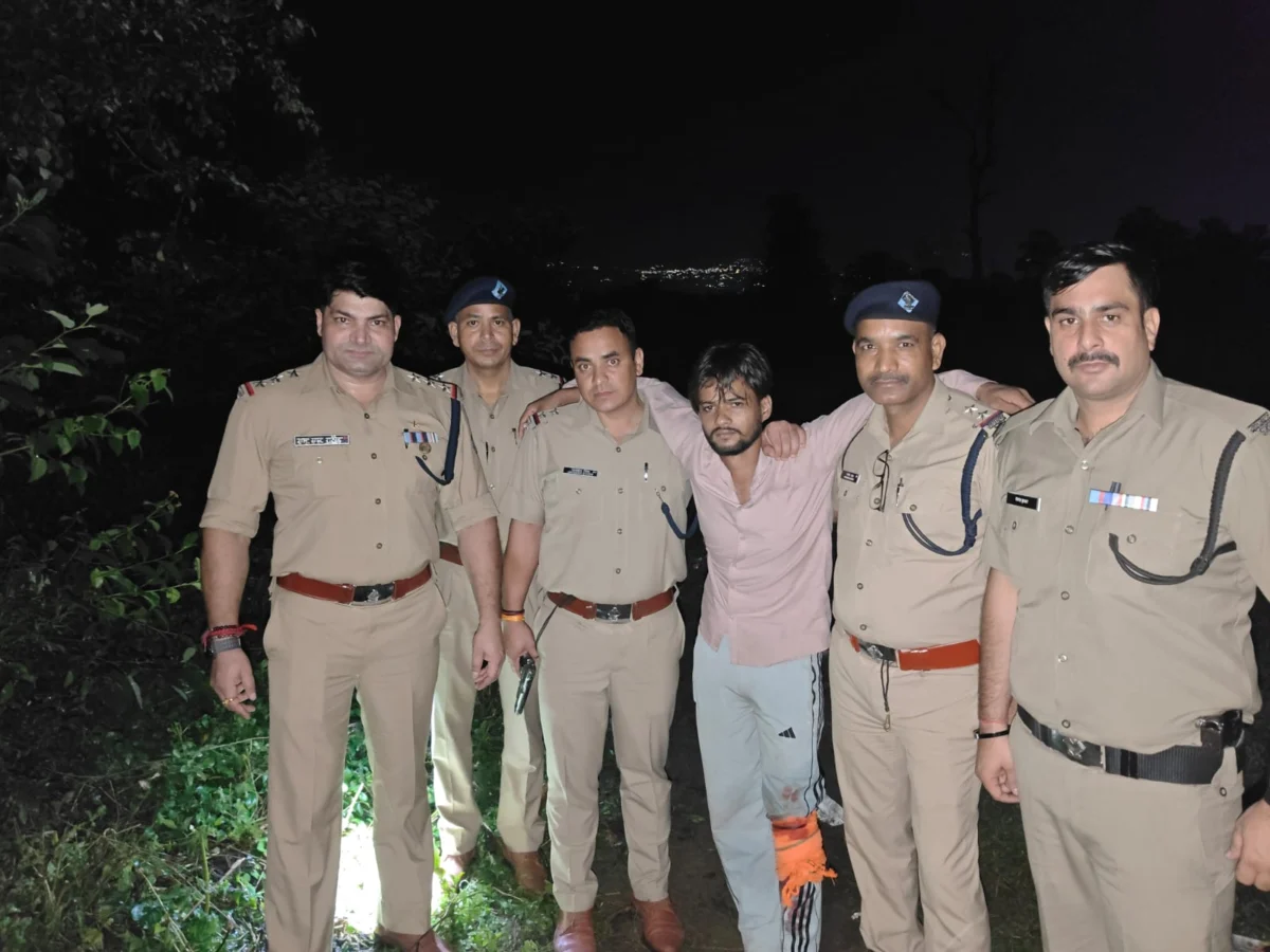 पुलिस-बदमाशों की मुठभेड़, फायरिंग का आरोपी पैर में गोली लगने से घायल