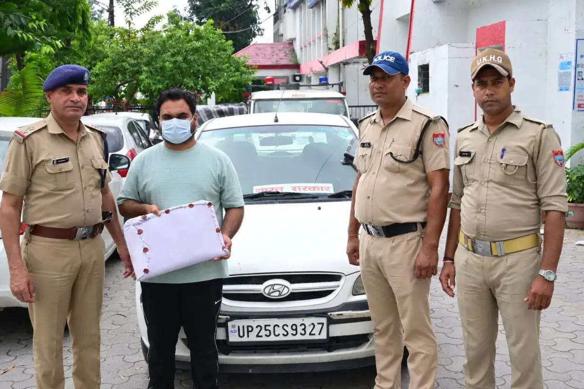 नीली बत्ती और फर्जी I.B. आईडी से घूम रहा युवक गिरफ्तार