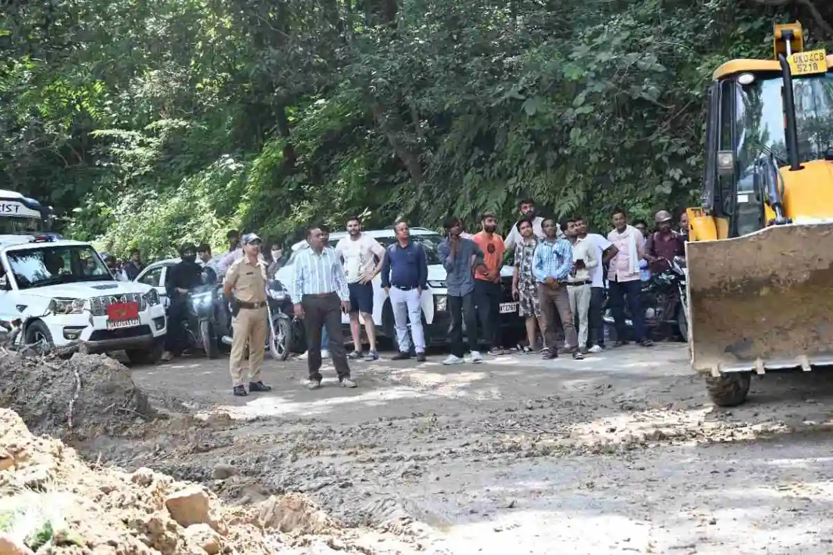 मलबे से थमा हल्द्वानी-नैनीताल मार्ग, मौके पर पहुंचे SSP, जेसीबी से रास्ता खुलवाकर यातायात कराया सुचारू