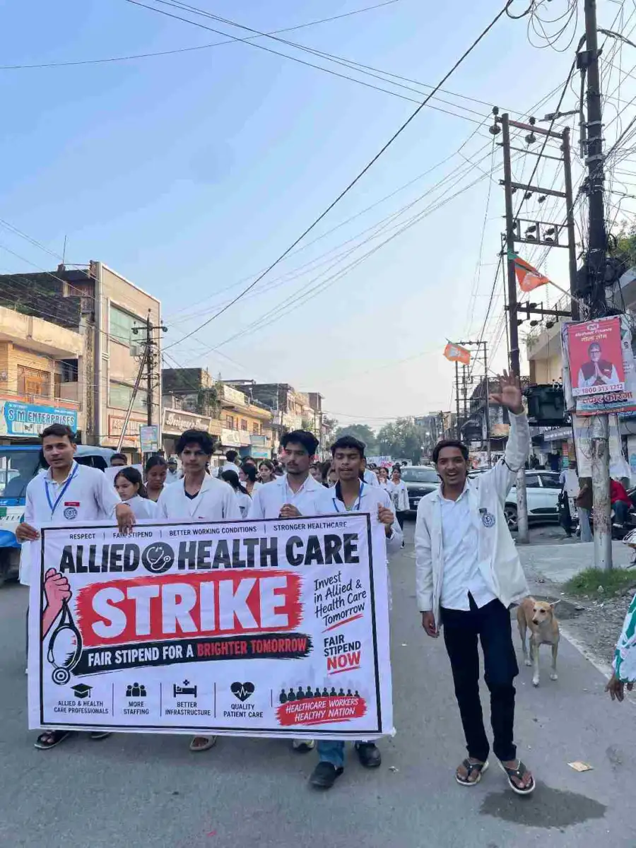 ₹15 हजार स्टाइपेंड की मांग पर अड़े एलाइड हेल्थ इंटर्न, मेडिकल कॉलेज गेट से निकाला पैदल मार्च, 