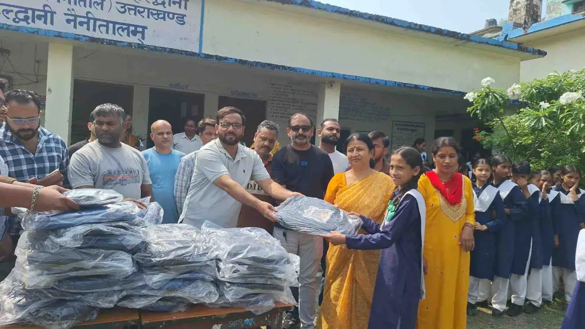 फटे बैग लेकर स्कूल पहुंच रहे बच्चों को मिली नई उम्मीद, उवेस राजा ने बांटे नए बैग
