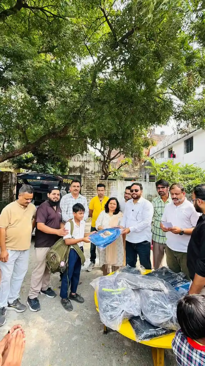 जरूरतमंद बच्चों के चेहरों पर खिली मुस्कान, समाजसेवी उवैस राजा ने बांटे स्कूल बैग
