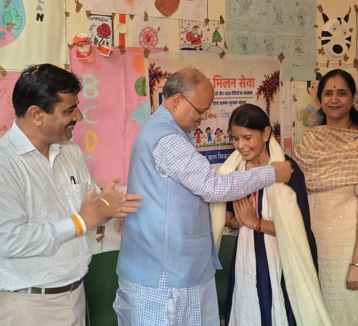 बिठौरिया से देचोरी-देगांव तक सुरेश भट्ट का जनसंपर्क, आंगनबाड़ी कार्यकर्ताओं का किया सम्मान