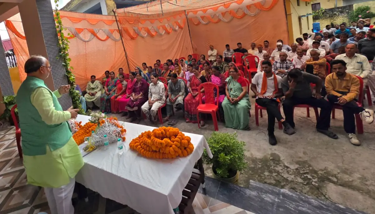 पवलगढ़ में जनप्रतिनिधियों ने सुनी ग्रामीणों की समस्याएं, विकास कार्यों पर हुआ संवाद