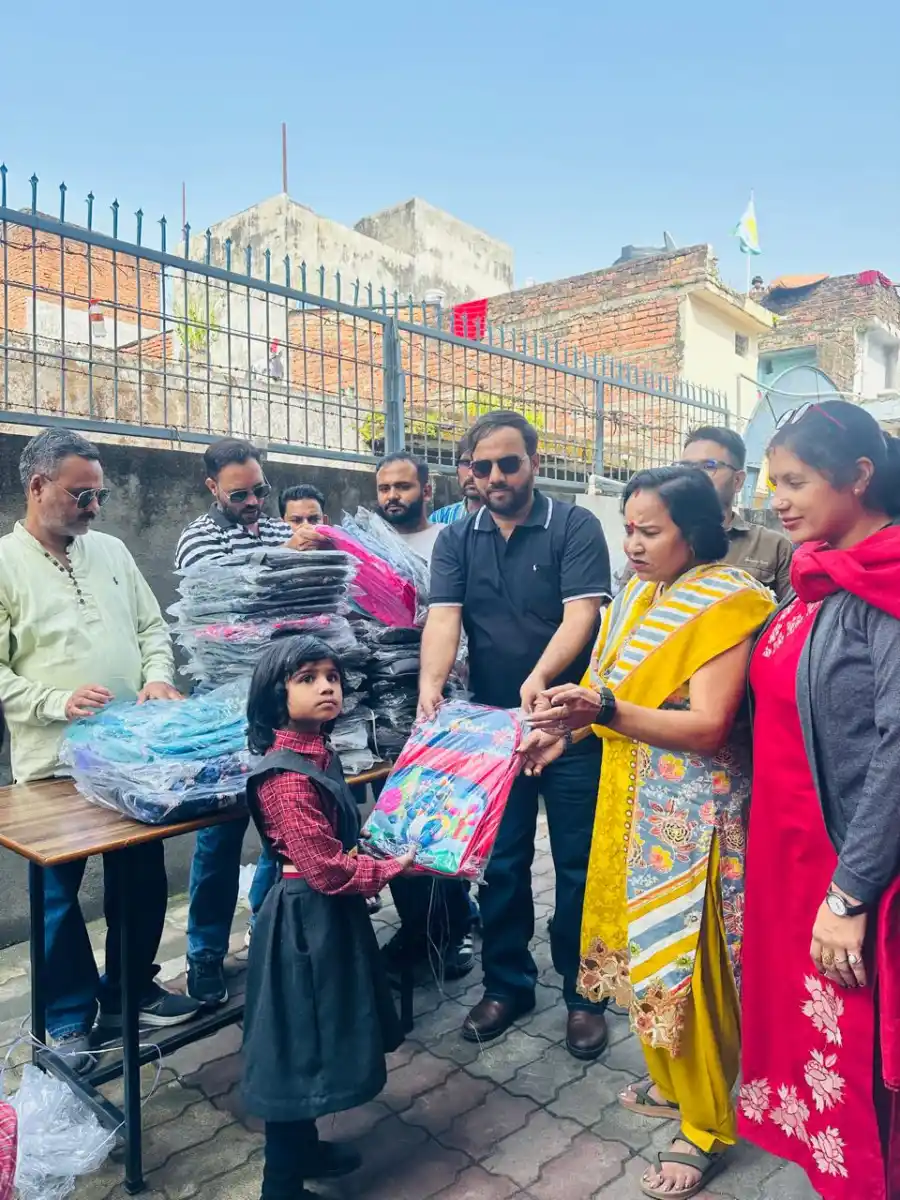 जरूरतमंद विद्यार्थियों को बांटे 250 स्कूल बैग, बच्चों के चेहरों पर लौटी मुस्कान