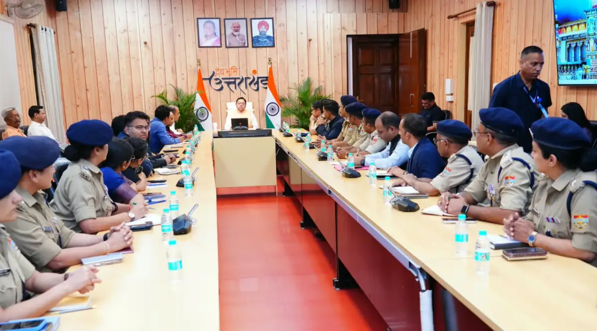 धामी की अधिकारियों को दोटूक: सड़कें टूटी मिलीं तो तय होगी जवाबदेही, एक नवंबर तक पूरे हों सीवर-पेयजल के काम