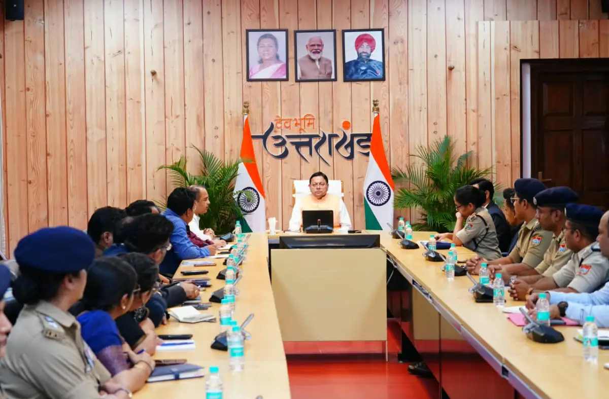 धामी की अधिकारियों को दोटूक: सड़कें टूटी मिलीं तो तय होगी जवाबदेही, एक नवंबर तक पूरे हों सीवर-पेयजल के काम