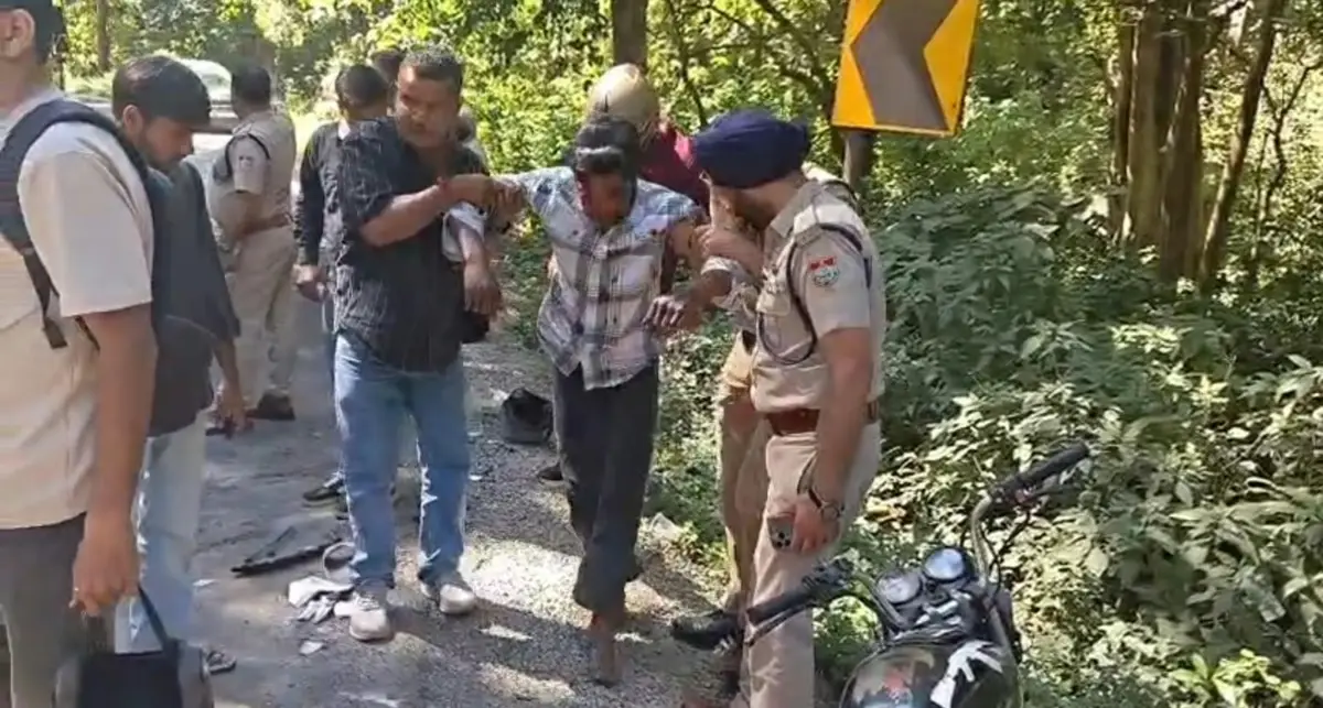 कालाढूंगी में सड़क हादसा, एसपी सिटी ने घायल युवक को पहुंचाया अस्पताल