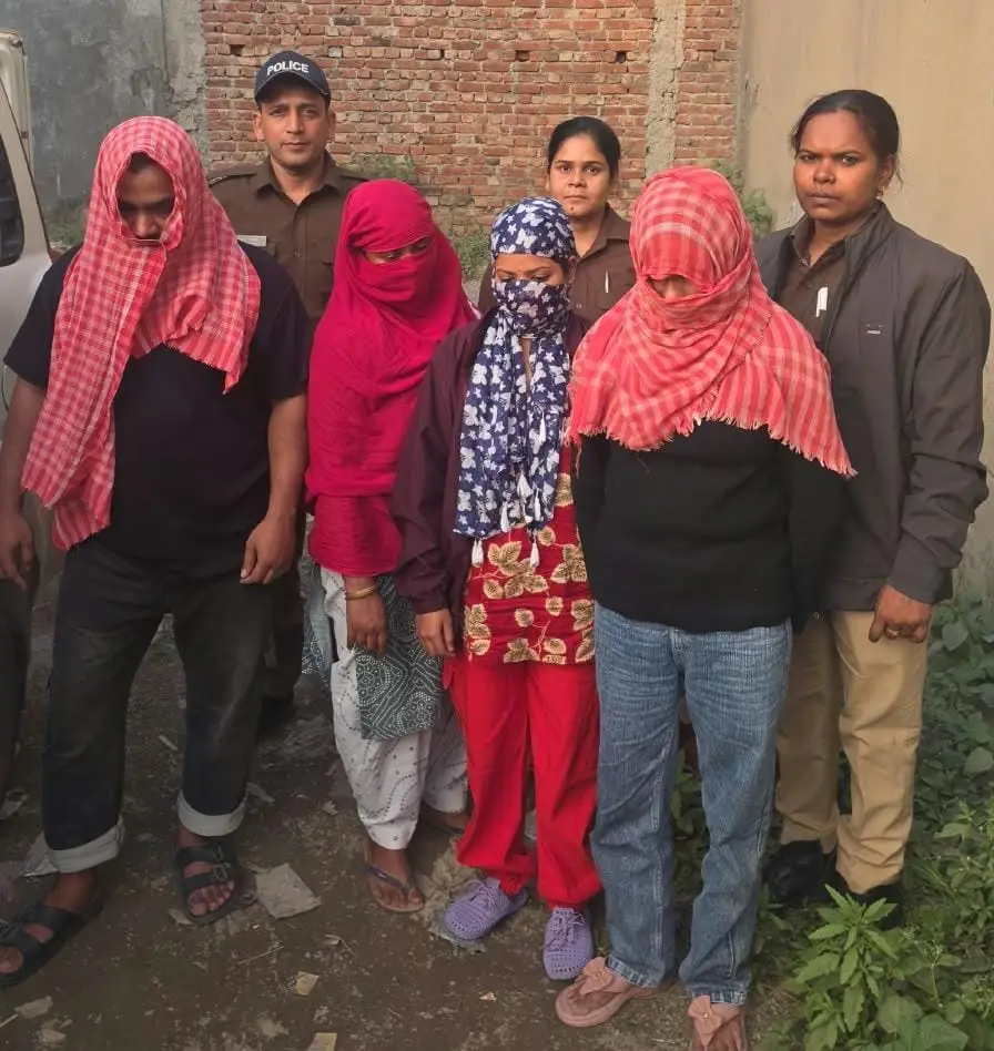 किराये के मकान में देह व्यापार का खुलासा, व्हाट्सऐप पर ग्राहकों को भेजी जाती थीं युवतियों की तस्वीरें