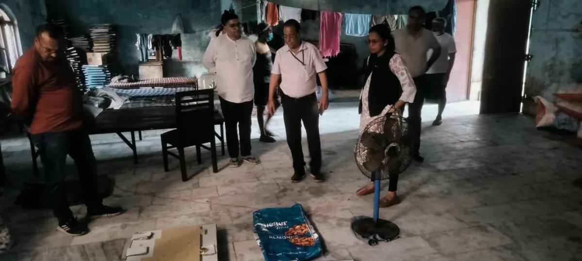 हल्द्वानी में मिठाई और बताशे बनाने वाले गोदामों पर छापा, गंदगी और बिना लाइसेंस कारोबार पर कार्रवाई