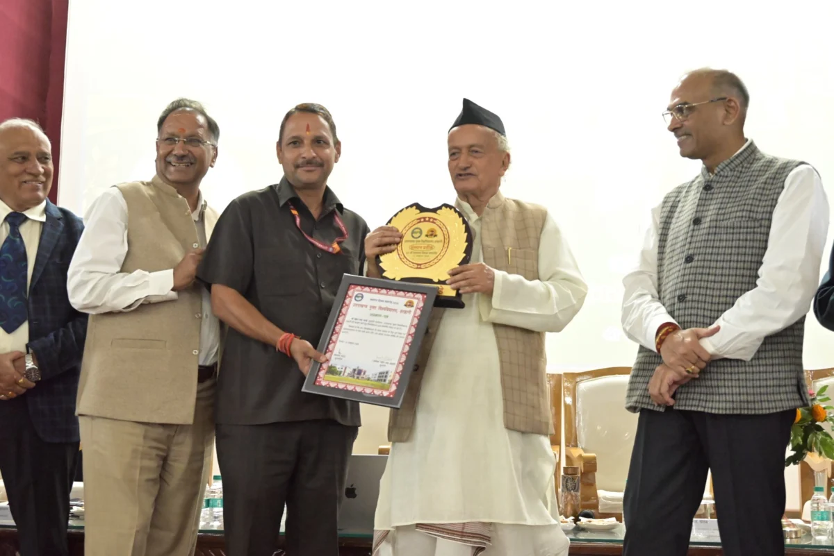 उत्तराखंड मुक्त विश्वविद्यालय ने मनाया 21वां स्थापना दिवस, सात कार्मिकों को किया सम्मानित